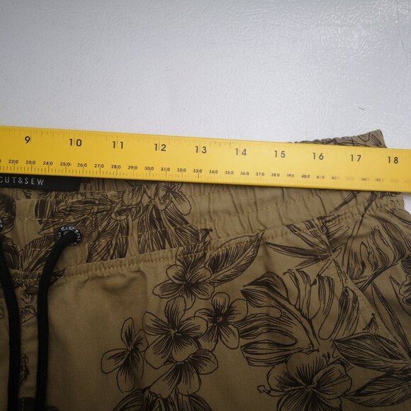 Marc Ecko Cut & Sew Men's Size Large Tan w/ Brown Floral Pattern Cargo Shorts - Picture 9 of 11